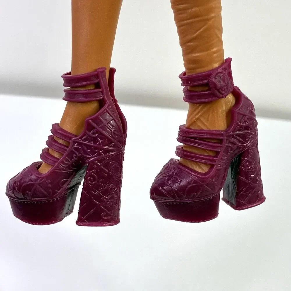 Monster High Doll G3 Draculaura Buried Secrets Scaremester Style Maroon Shoes